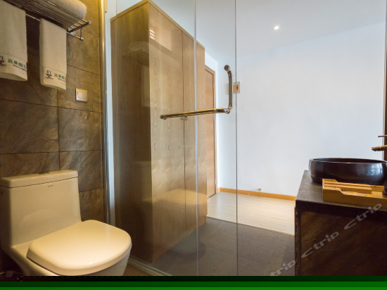 且叮咛湖景大床房