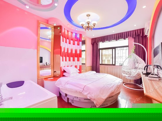 情侣浴缸圆床房