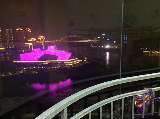 怀抱嘉陵江夜景女生六人床位间