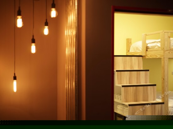 乡村风格温馨四人房