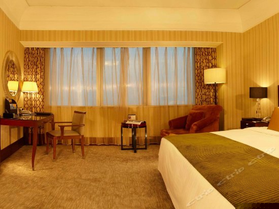 豪华湖景大床房