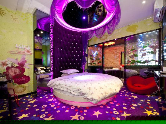 豪华浴缸圆床房