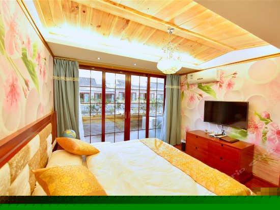 水景温馨大床房