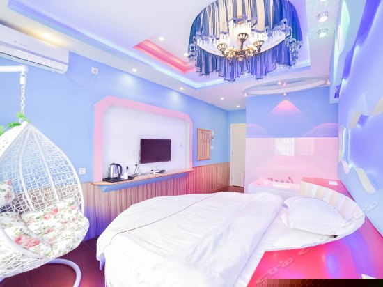 情侣浴缸圆床房