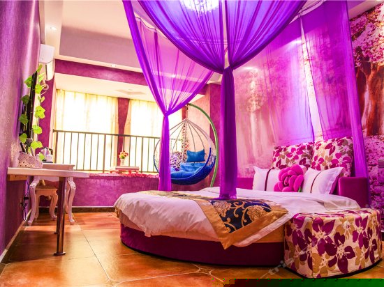 温馨情侣圆床房