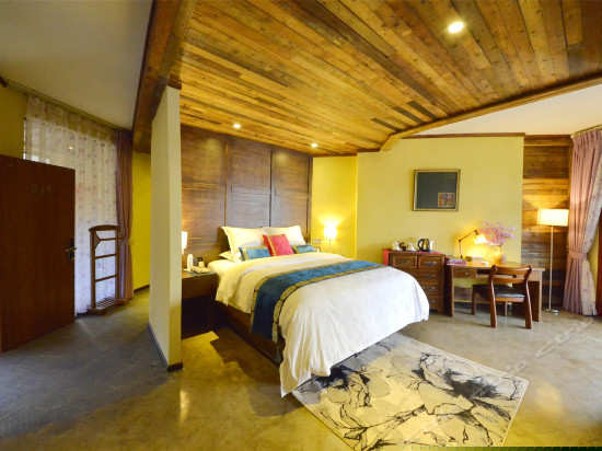 翠堤泸沽湖景商务房