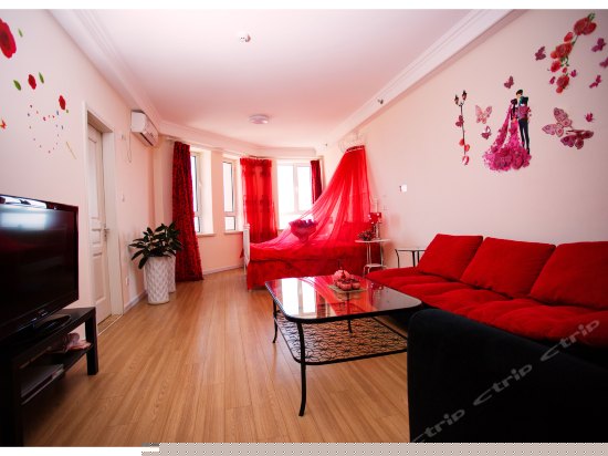 红色梦幻主题婚庆大床房