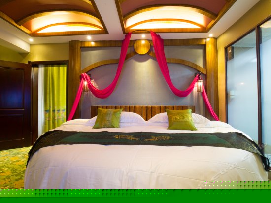 傣王宫庭两房一厅套房