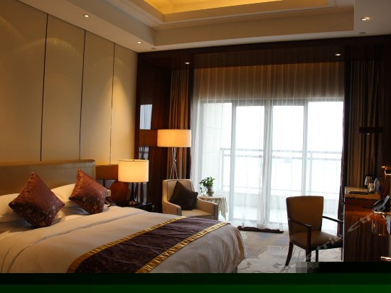 豪华湖景大床房