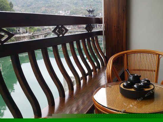 浪漫河景大床房