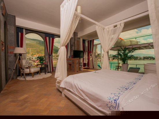 正面270°临水复式阳台海景大床房