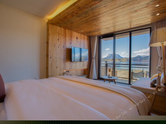 豪华湖景大床房