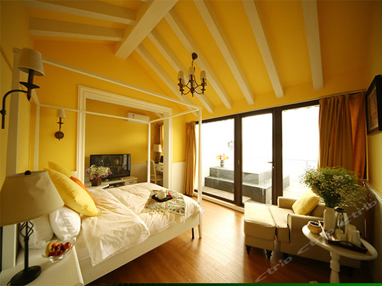 滨水露天浴缸海景房