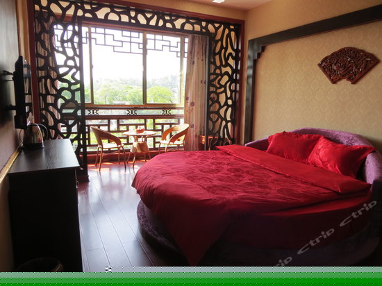 江景蜜月圆床房