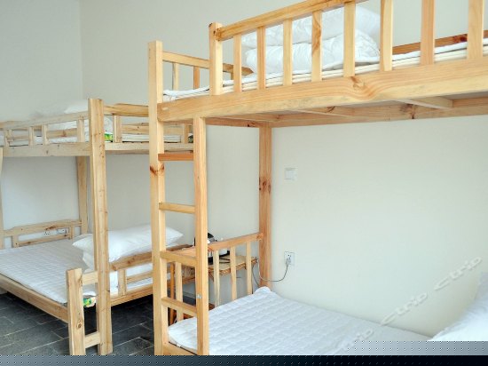 男生四人间床位房