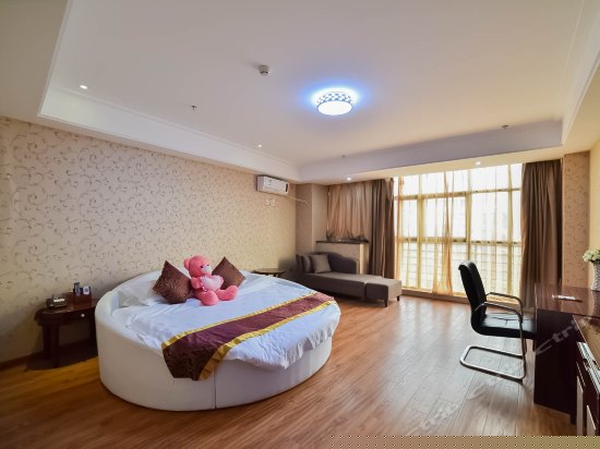 浪漫主题圆床房