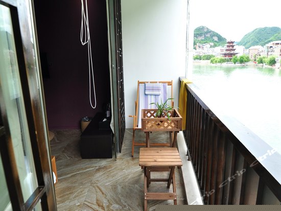 阳台河景大床房A