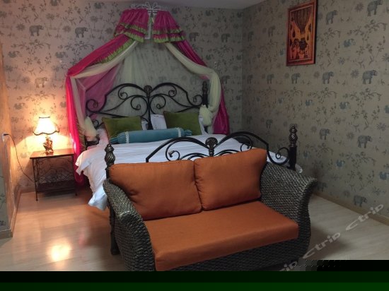 梦里闻溪风情大床房