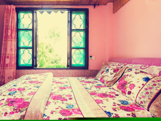 临河现代景观大床房