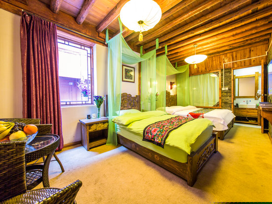 纳西庭院温馨家庭房