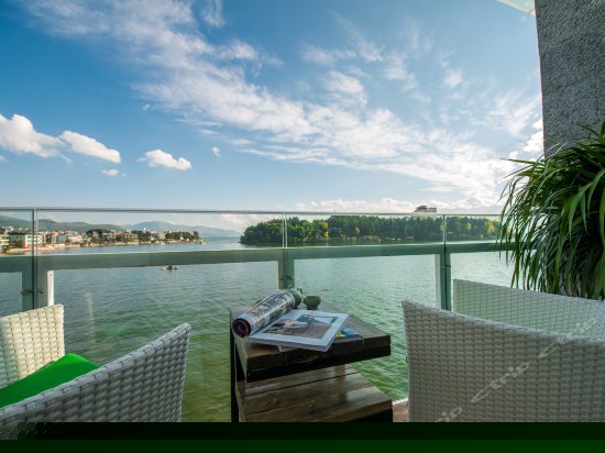 正面180°临水阳台海景标准房