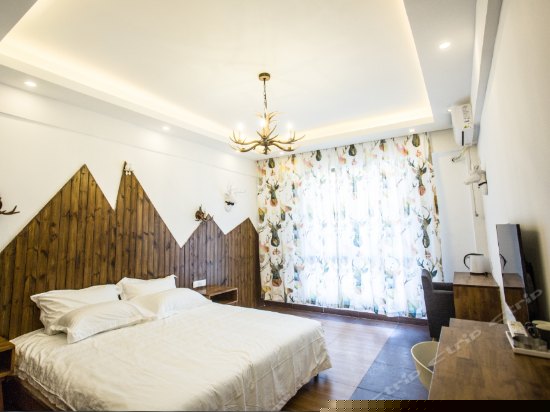 木落望山大床房