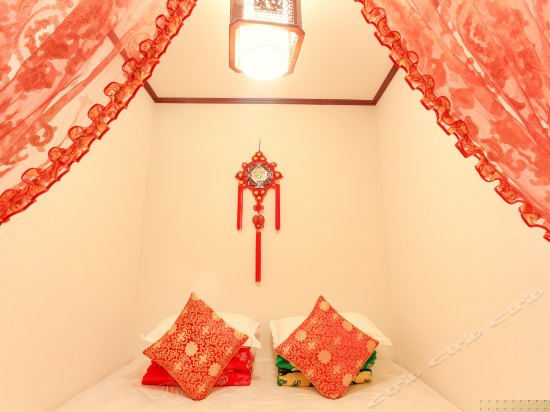 温馨纱幔二人土炕房