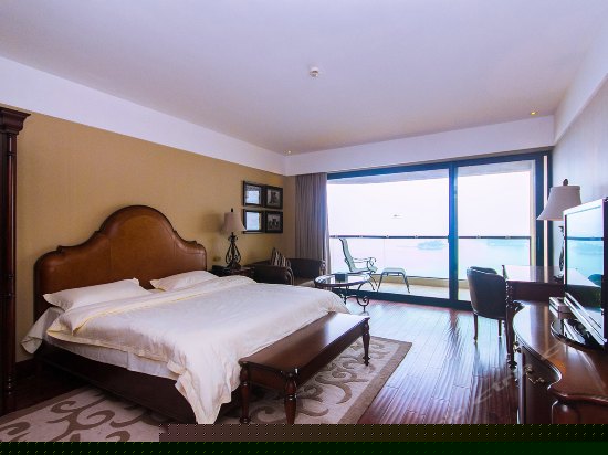 豪华湖景大床房