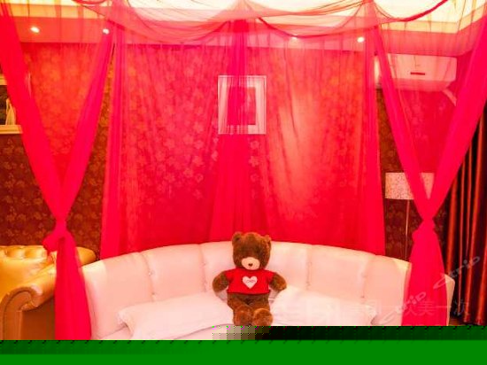 浪漫情侣圆床房