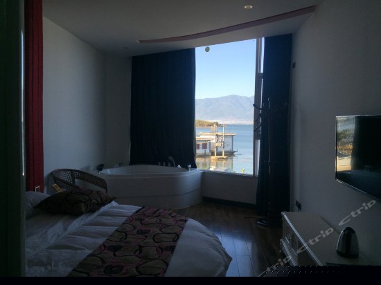 温馨情侣全海景圆床房