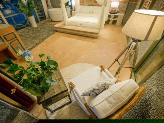 正面270°临水复式阳台海景大床房