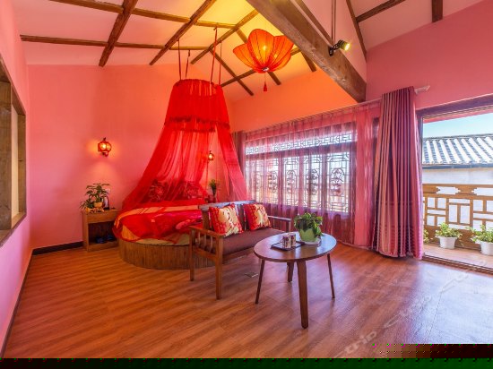 三楼蜜月圆床房