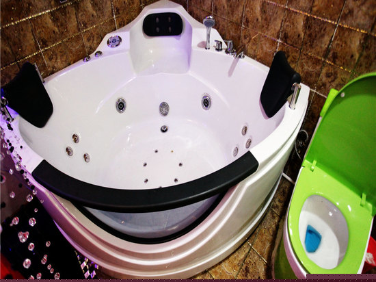 豪华按摩浴缸房