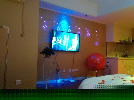 紫色海景电动圆床房