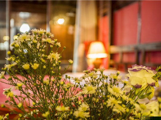 浪漫玫瑰红色蜜月天窗大床房