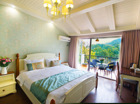 两房两床山景套房（露台景观）