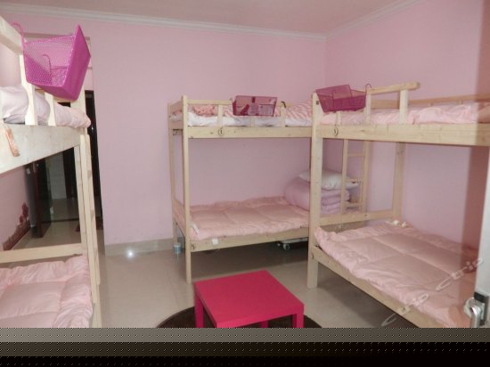 女生六人床位间