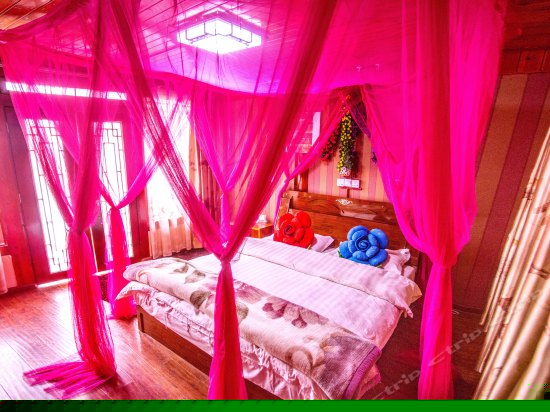 二楼纱幔大床房