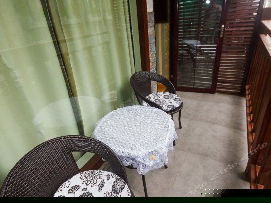 精致阳台大床房