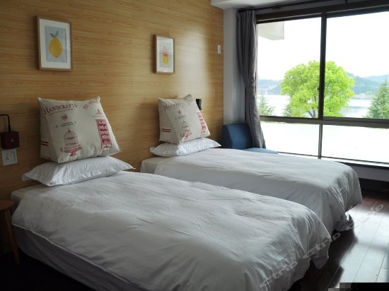 夜色湖景双床房