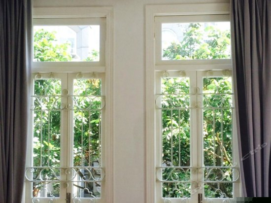 201三面园景大床房