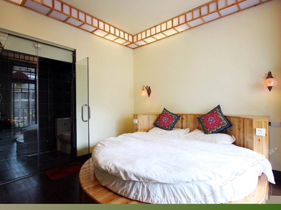 阳台蜜月圆床房