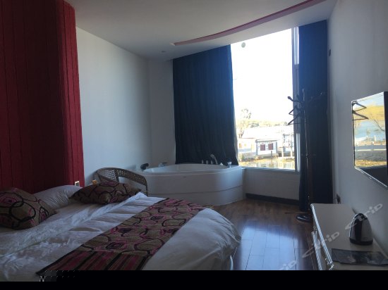 温馨情侣全海景圆床房