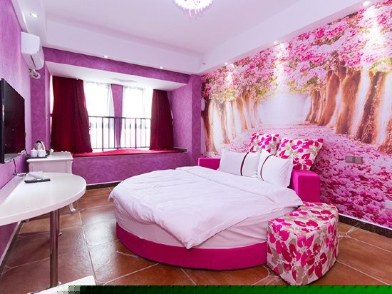 温馨情侣圆床房