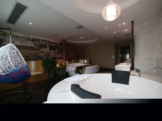 水晶之恋圆床房