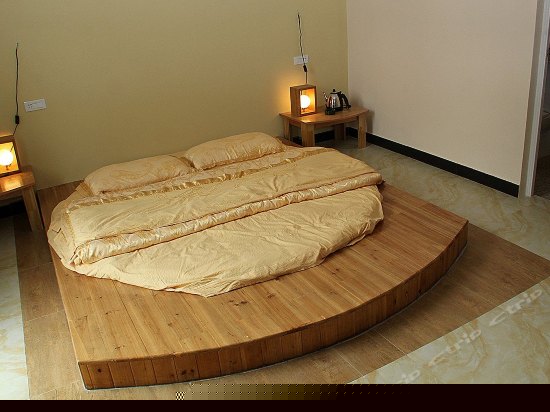 阳台榻榻米圆床房