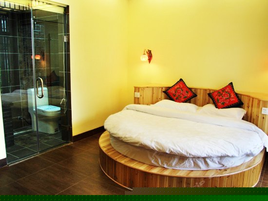 阳台蜜月圆床房