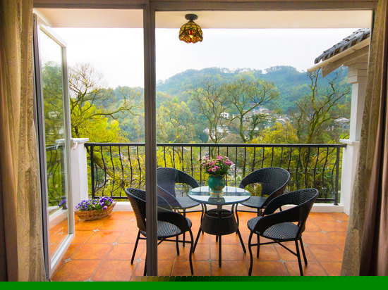 两房两床山景套房（露台景观）