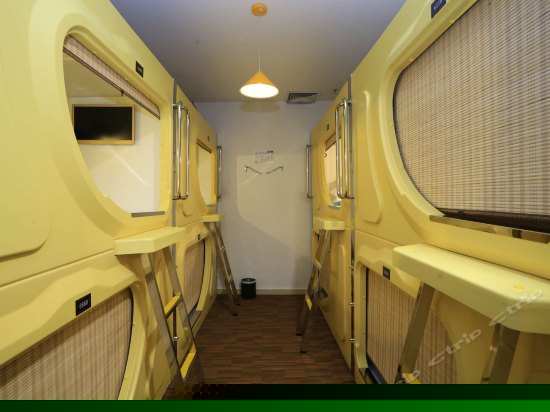 太空舱女宾横舱