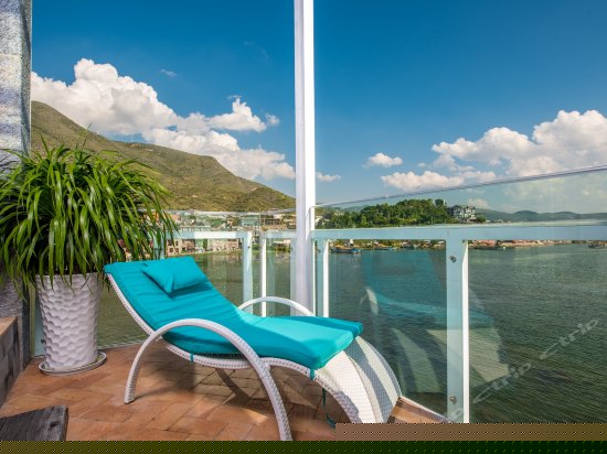 正面270°临水复式阳台海景大床房